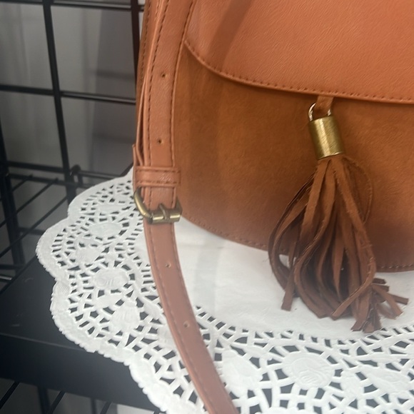 Vintage long strap shoulder bag. Faux Leather/suede with faux leather tassel. - Picture 8 of 9